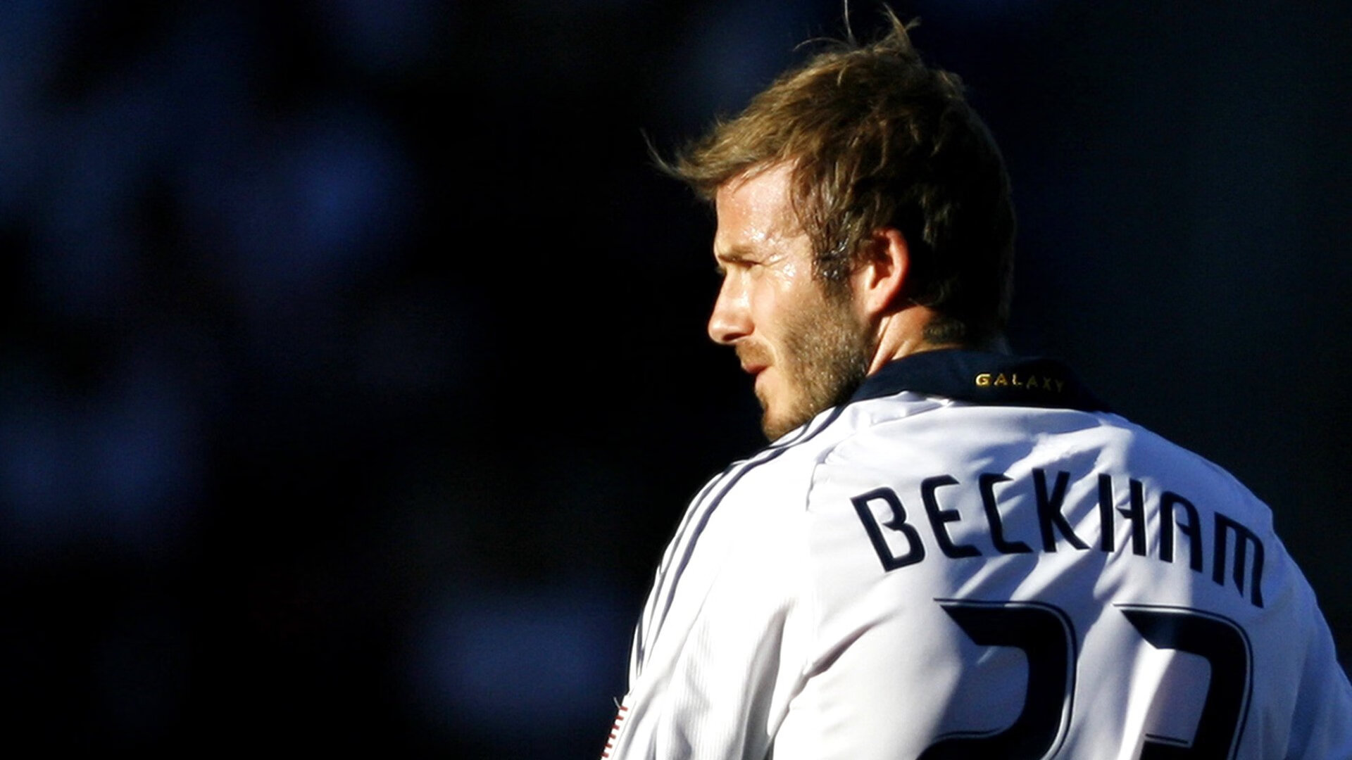 教练鼓励年轻球员敢打敢拼,媒体点赞,一个教练训练球员的励志短片