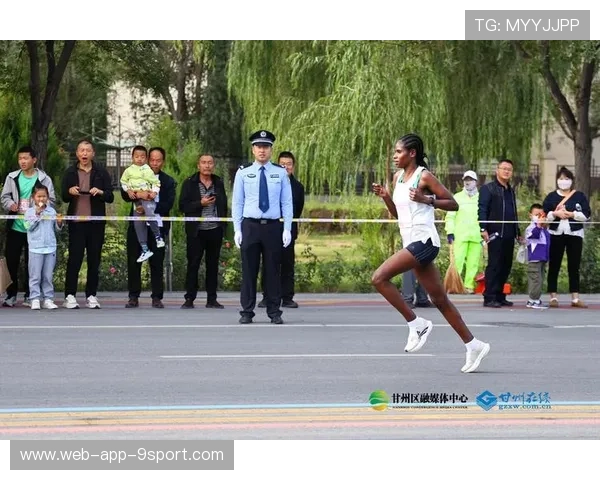 马拉松黑马比赛途中突然加速吓坏领跑车