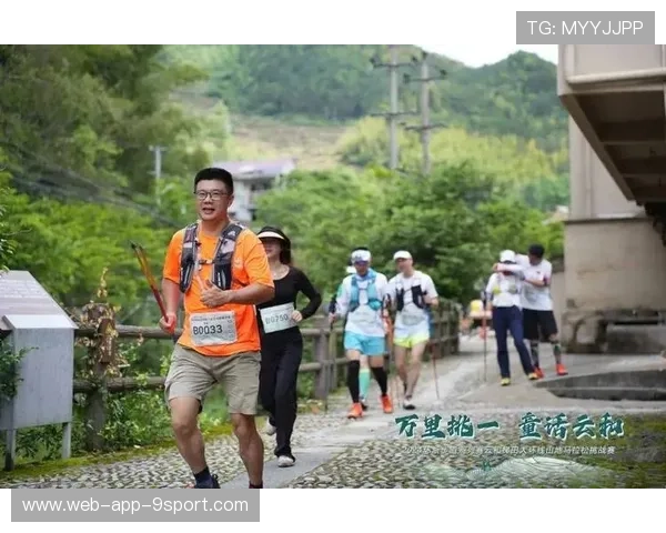 世界山地马拉松锦标赛 选手在云端赛道上飞奔，国际山地马拉松赛